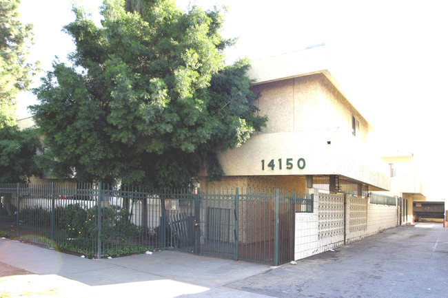 14150 Sherman Way in Van Nuys, CA - Foto de edificio - Building Photo