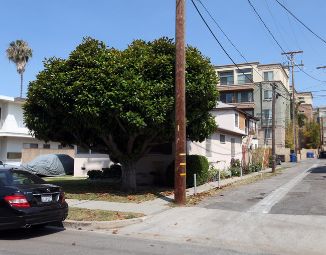 11965 Iowa Ave in Los Angeles, CA - Foto de edificio - Building Photo