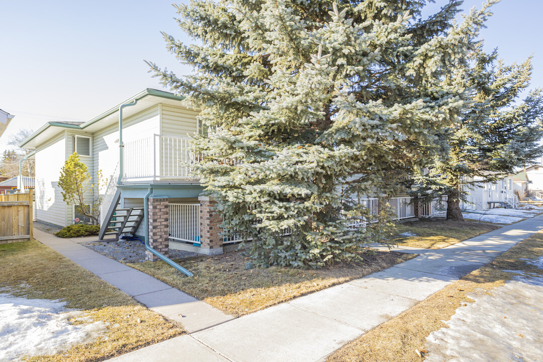 131 20 Av NE in Calgary, AB - Building Photo