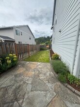 608 E Taylor Dr in Newberg, OR - Foto de edificio - Building Photo
