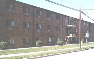 Creek Bank Apartments in Eddystone, PA - Building Photo
