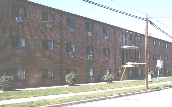 Creek Bank Apartments in Eddystone, PA - Foto de edificio