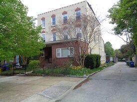 713 W 33rd St in Baltimore, MD - Building Photo