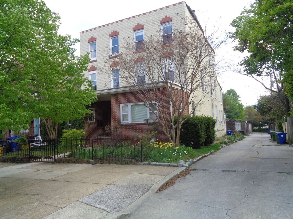 713 W 33rd St in Baltimore, MD - Building Photo
