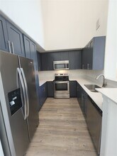 2445 Shadow View Ln in Houston, TX - Foto de edificio - Building Photo