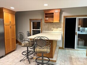 903 Prospect St in Somerset, MA - Foto de edificio - Building Photo