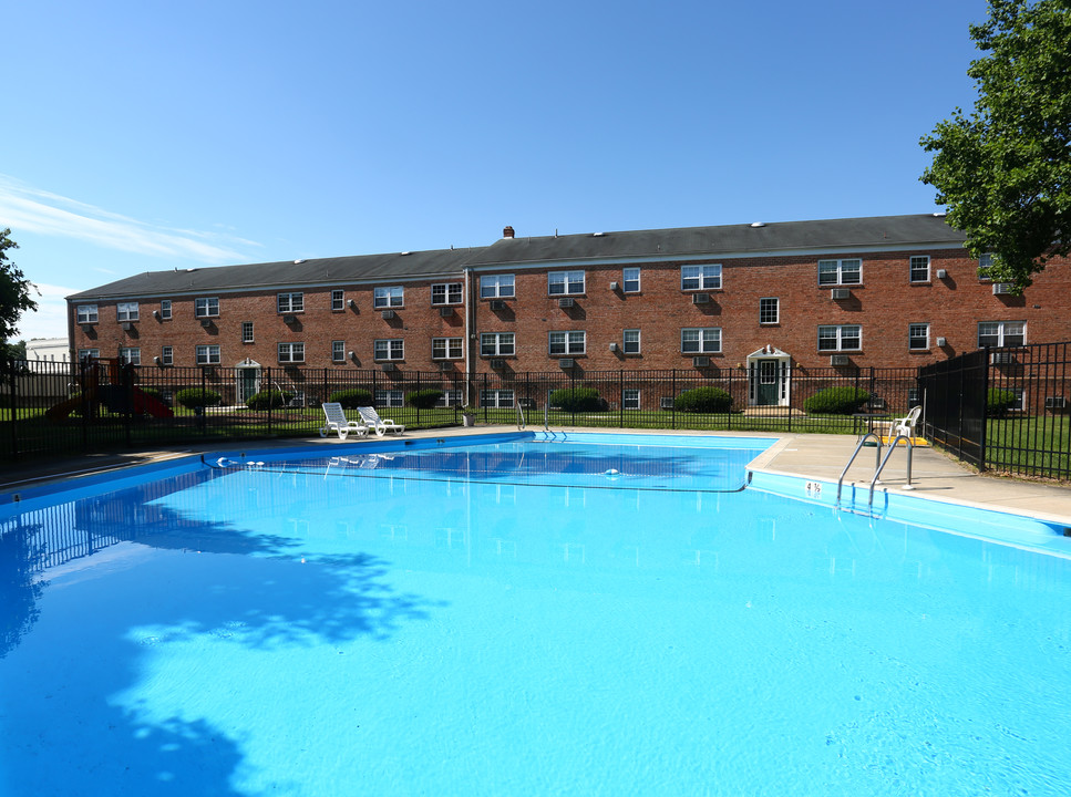 Cedarwood Apartments in Newark, DE - Building Photo