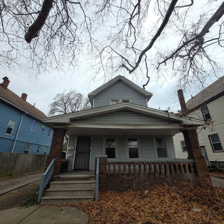 378 E 156th St in Cleveland, OH - Foto de edificio