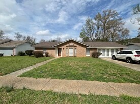 1375 Riverwood Dr in Jackson, MS - Building Photo