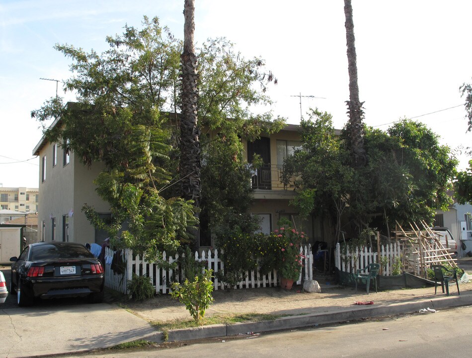 6905 Agnes Ave in North Hollywood, CA - Building Photo