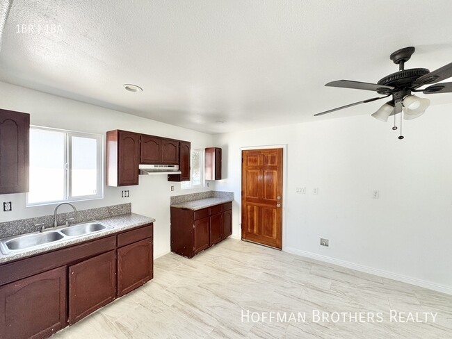 2545 Santa Ana St in Huntington Park, CA - Building Photo - Building Photo