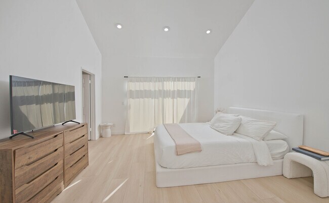 20645 Roscoe Blvd, Unit E in Winnetka, CA - Foto de edificio - Building Photo