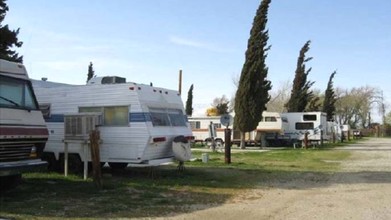 Del Sur Gardens RV Park in Lancaster, CA - Building Photo - Building Photo