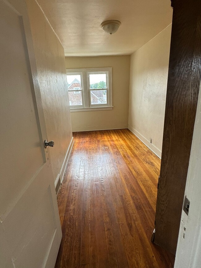 property at 554 W 9th St