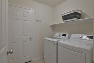 1205 Waggoner Dr, Unit 2-2319 in Krugerville, TX - Foto de edificio - Building Photo