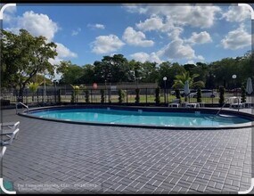 8000 Fairview Dr in Tamarac, FL - Building Photo - Building Photo