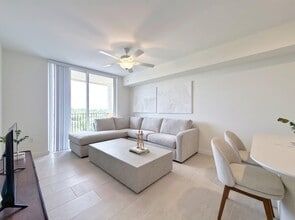 11013 SW 5th St, Unit C2 in Miami, FL - Foto de edificio - Building Photo