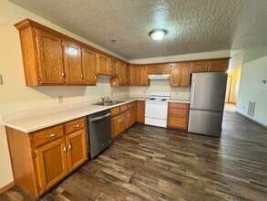 1060 Lake Dr in Lebanon, MO - Building Photo - Building Photo