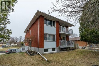 35 Shaftsbury Dr in Kitchener, ON - Building Photo - Building Photo