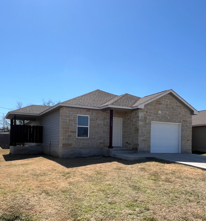 108 W Avenue C in Jarrell, TX - Building Photo