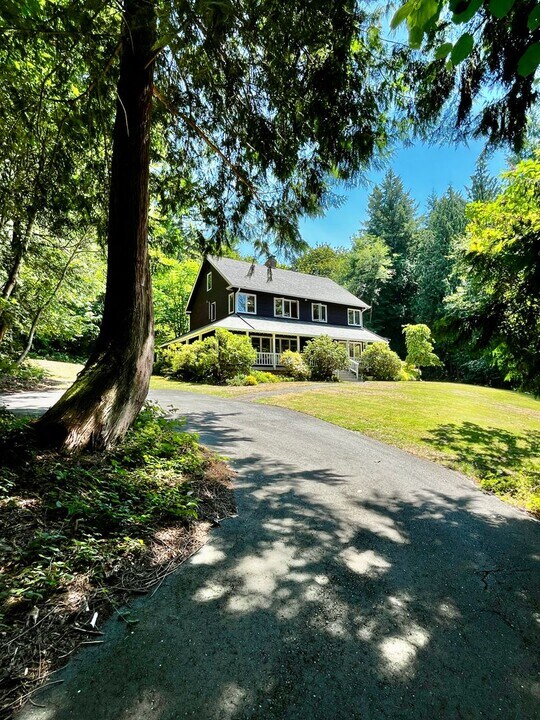 6157 NE Baker Hill Rd in Bainbridge Island, WA - Building Photo