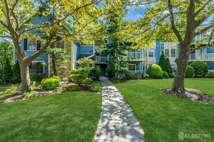 260 Crosspointe Dr in East Brunswick, NJ - Building Photo