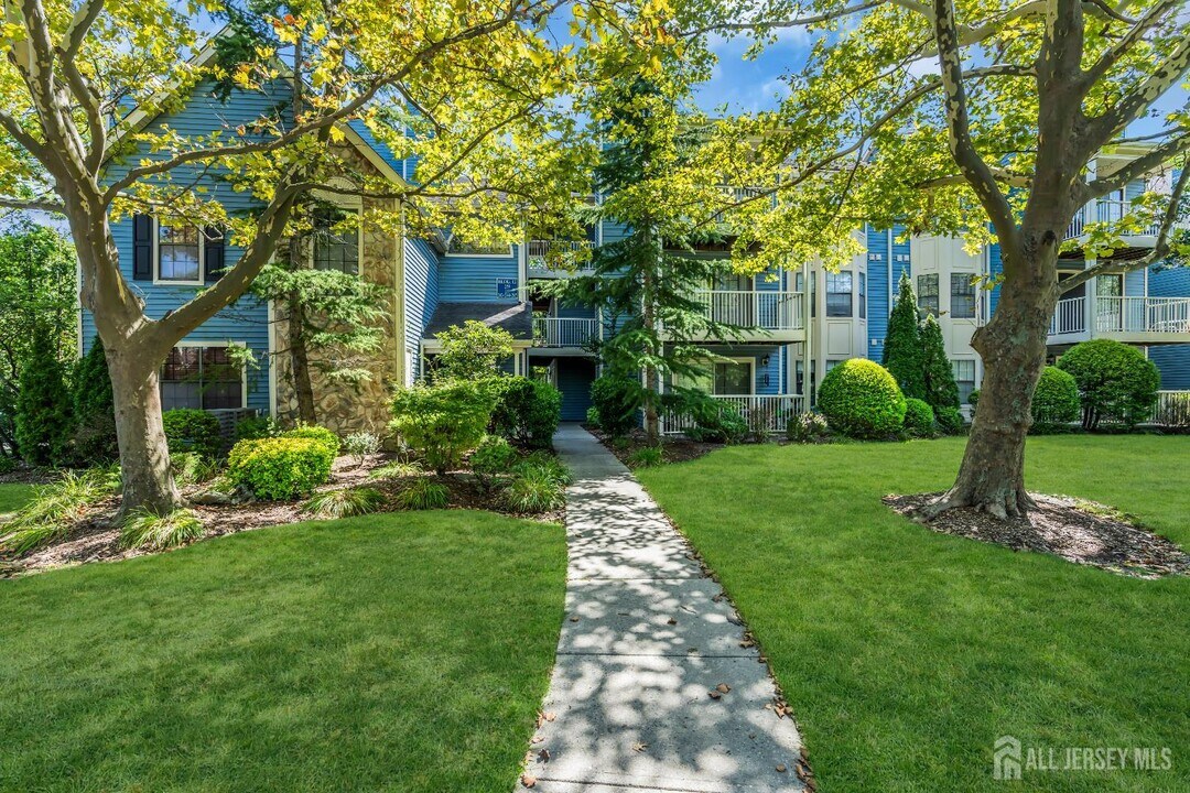 260 Crosspointe Dr in East Brunswick, NJ - Building Photo
