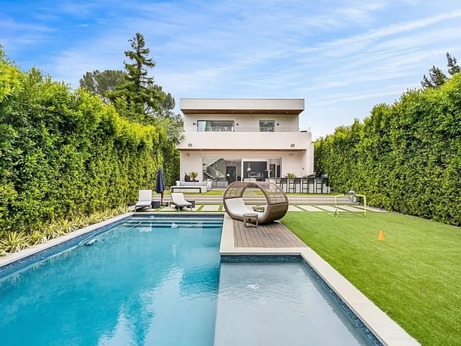 15231 Greenleaf St in Los Angeles, CA - Building Photo - Building Photo