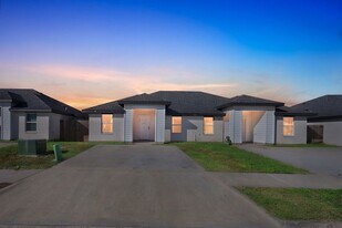 340 Uva Ln in Brownsville, TX - Building Photo