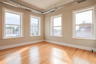 2712 N Milwaukee Ave in Chicago, IL - Building Photo - Building Photo