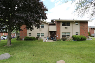 Oak Park Apartment Homes in Oak Creek, WI - Foto de edificio - Building Photo