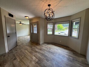 2532 W Jay Ave in Roseburg, OR - Building Photo - Building Photo