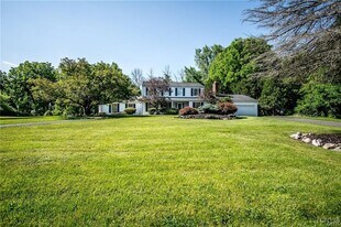 7390 Barberry Ln in Manlius, NY - Building Photo