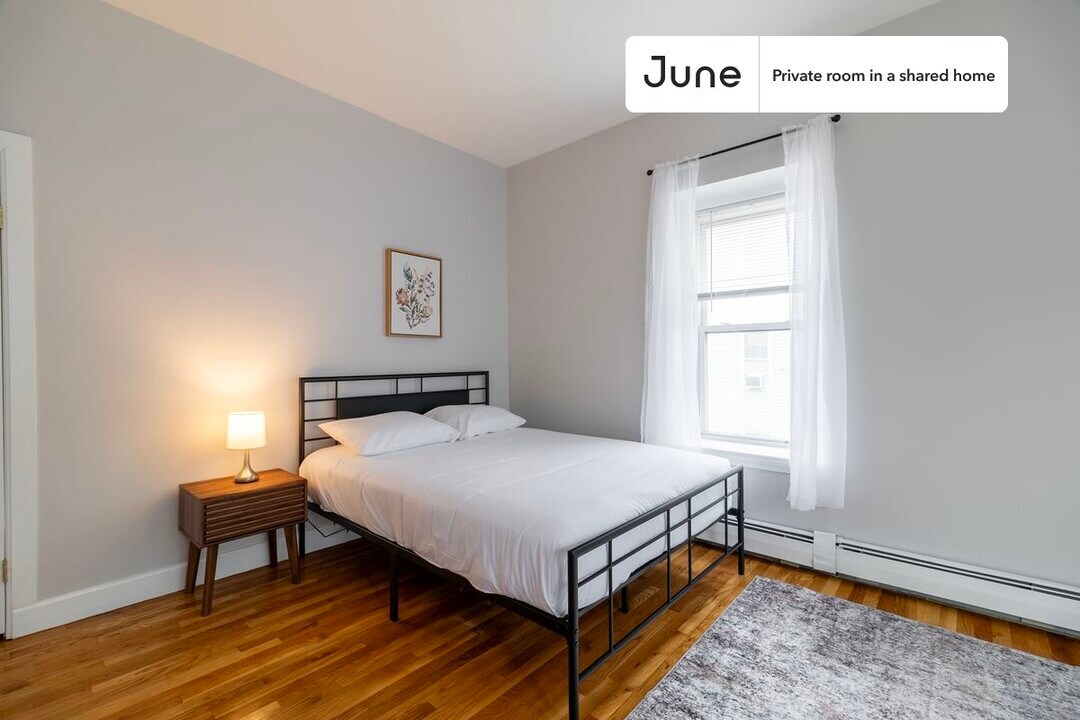 5 W Cottage St in Boston, MA - Building Photo