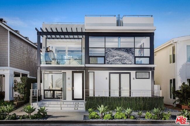 2105 E Balboa Blvd in Newport Beach, CA - Foto de edificio - Building Photo