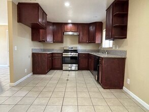 12991 Kiowa Rd, Unit 2 in Apple Valley, CA - Building Photo - Building Photo