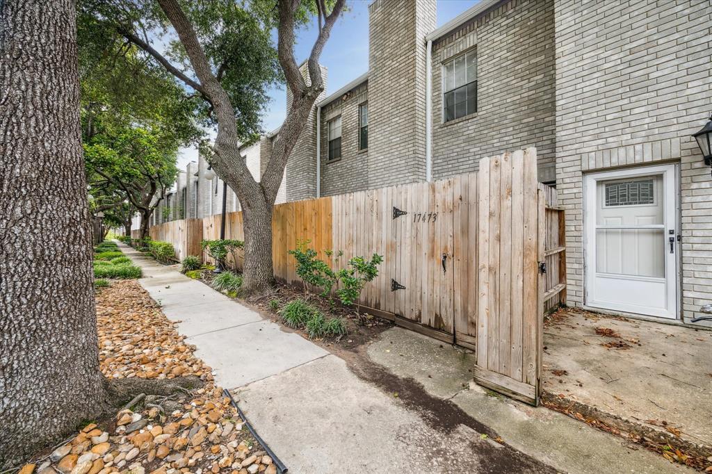 17471 Red Oak Dr in Houston, TX - Building Photo