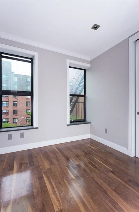 E. 116th St, 5th Ave in New York, NY - Building Photo