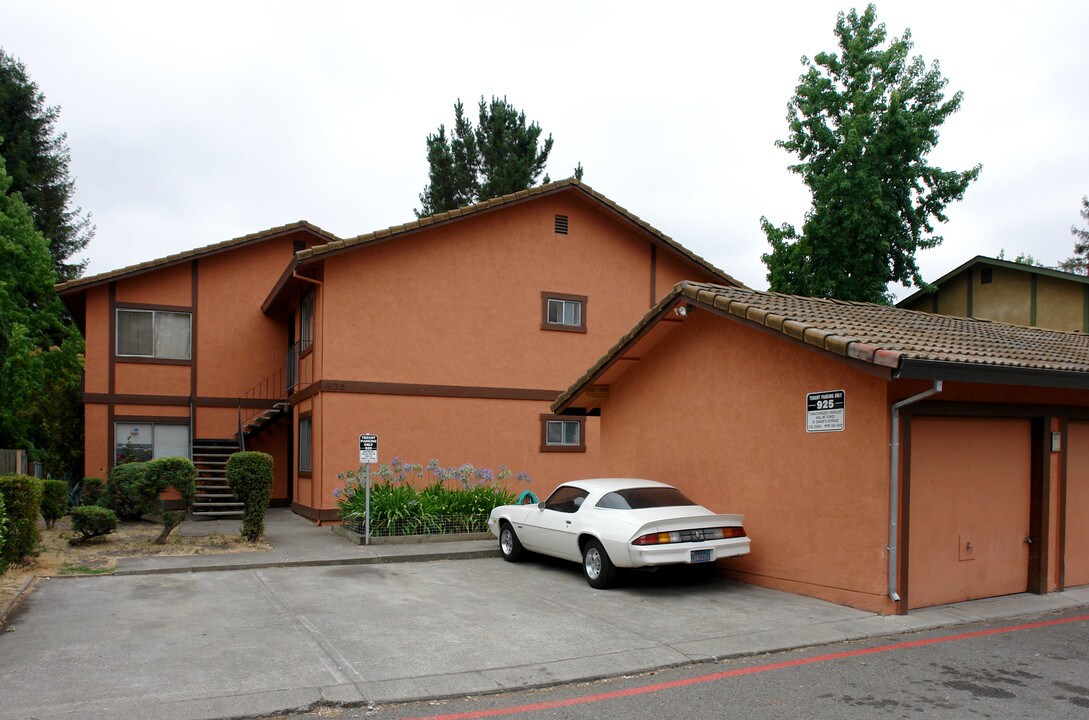 925 Civic Center Dr in Rohnert Park, CA - Foto de edificio
