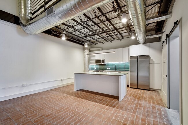 215 Coca-Cola Pl in San Antonio, TX - Foto de edificio - Building Photo