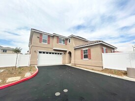 826 W Tullock St in Bloomington, CA - Building Photo