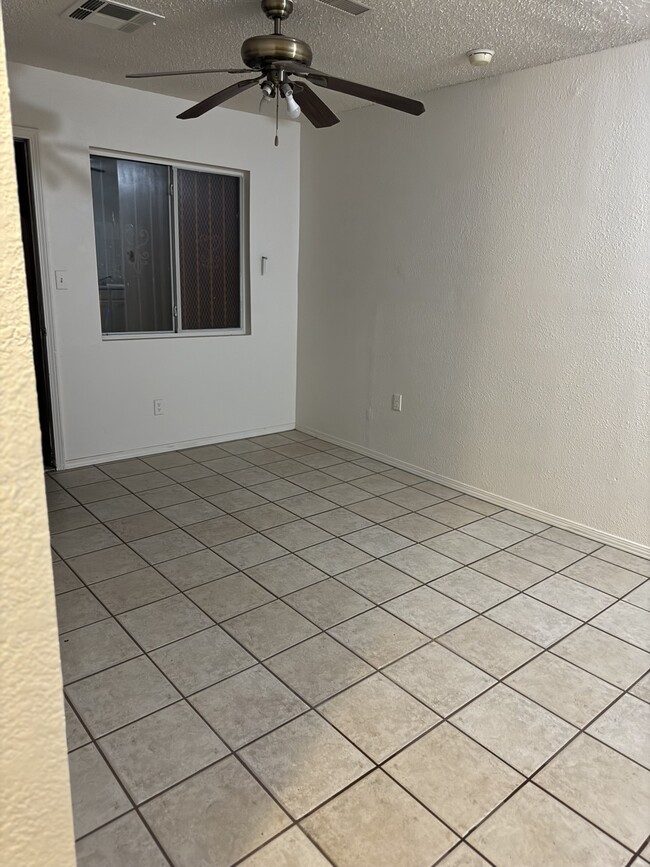 2117 Berkley Ave, Unit Studio in Las Vegas, NV - Building Photo - Building Photo