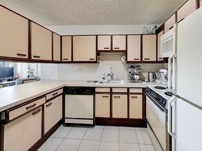 2754 N Hampden Ct, Unit 33 in Chicago, IL - Building Photo - Building Photo