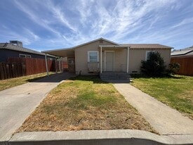 829 Washington St in Hanford, CA - Building Photo