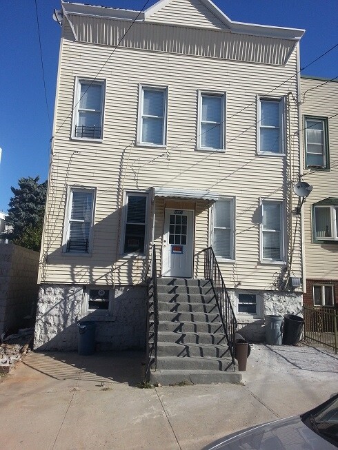 112 Irving St in Jersey City, NJ - Building Photo