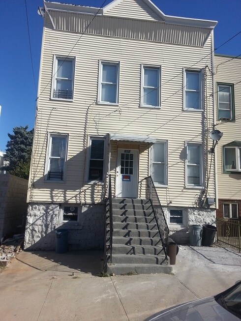 112 Irving St in Jersey City, NJ - Building Photo