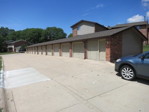 Lake Forest North Apartments in Omaha, NE - Building Photo - Building Photo