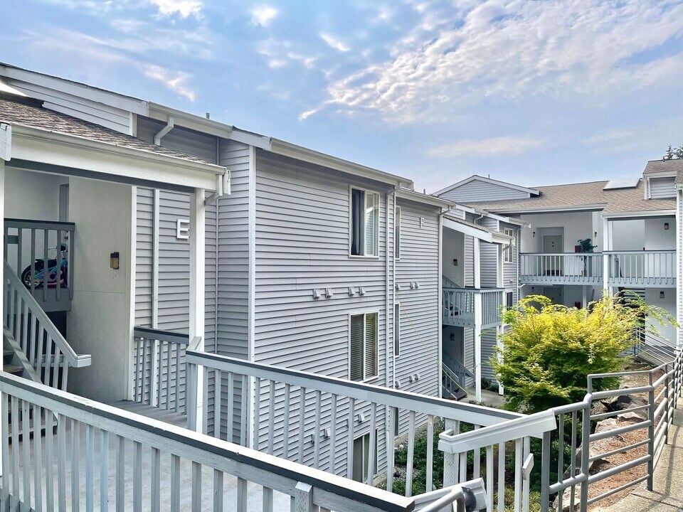 17300 91st Ave NE in Bothell, WA - Building Photo