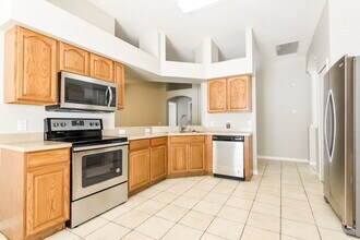 9732 White Barn Way in Riverview, FL - Foto de edificio - Building Photo