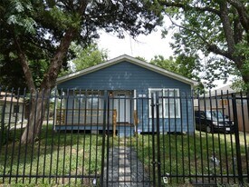 8215 Canyon St in Houston, TX - Building Photo